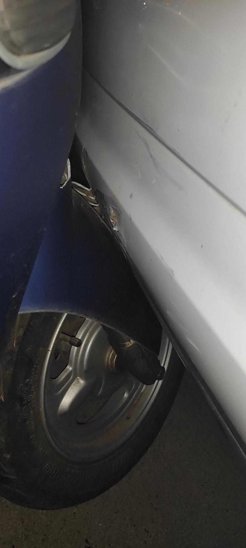 大众速腾 新车5000公里，停在路旁被学生撞了，报保险会换全新的保险杠还是只是修理一下。还有自费修理的话是肯去4S店还是