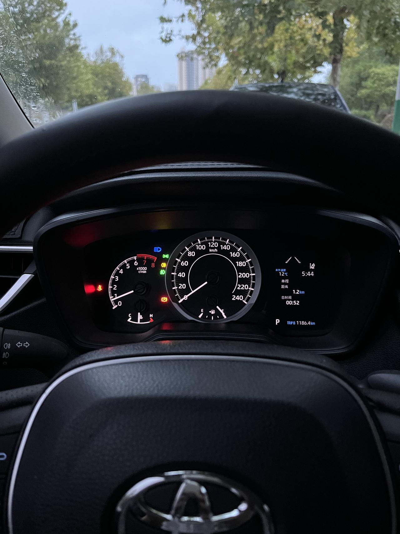 卡罗拉2021款1.2t精英版新车，开启雾灯后，后面只有一个灯亮，对称的另外一边的不亮，4s客服说这是倒车灯，只有一个，