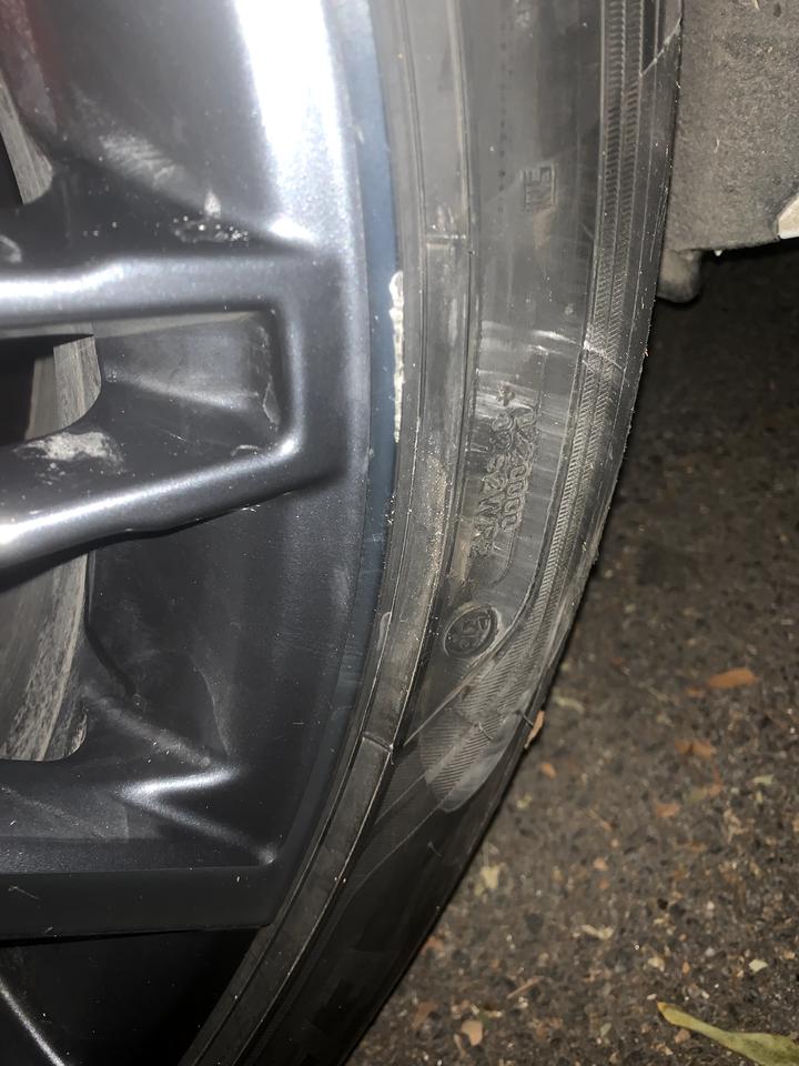 吉利星瑞 我想问一下尊贵轮毂是什么颜色的，提车第三天蹭到轮毂了，一丁点，但是还是想买个补漆的补一下