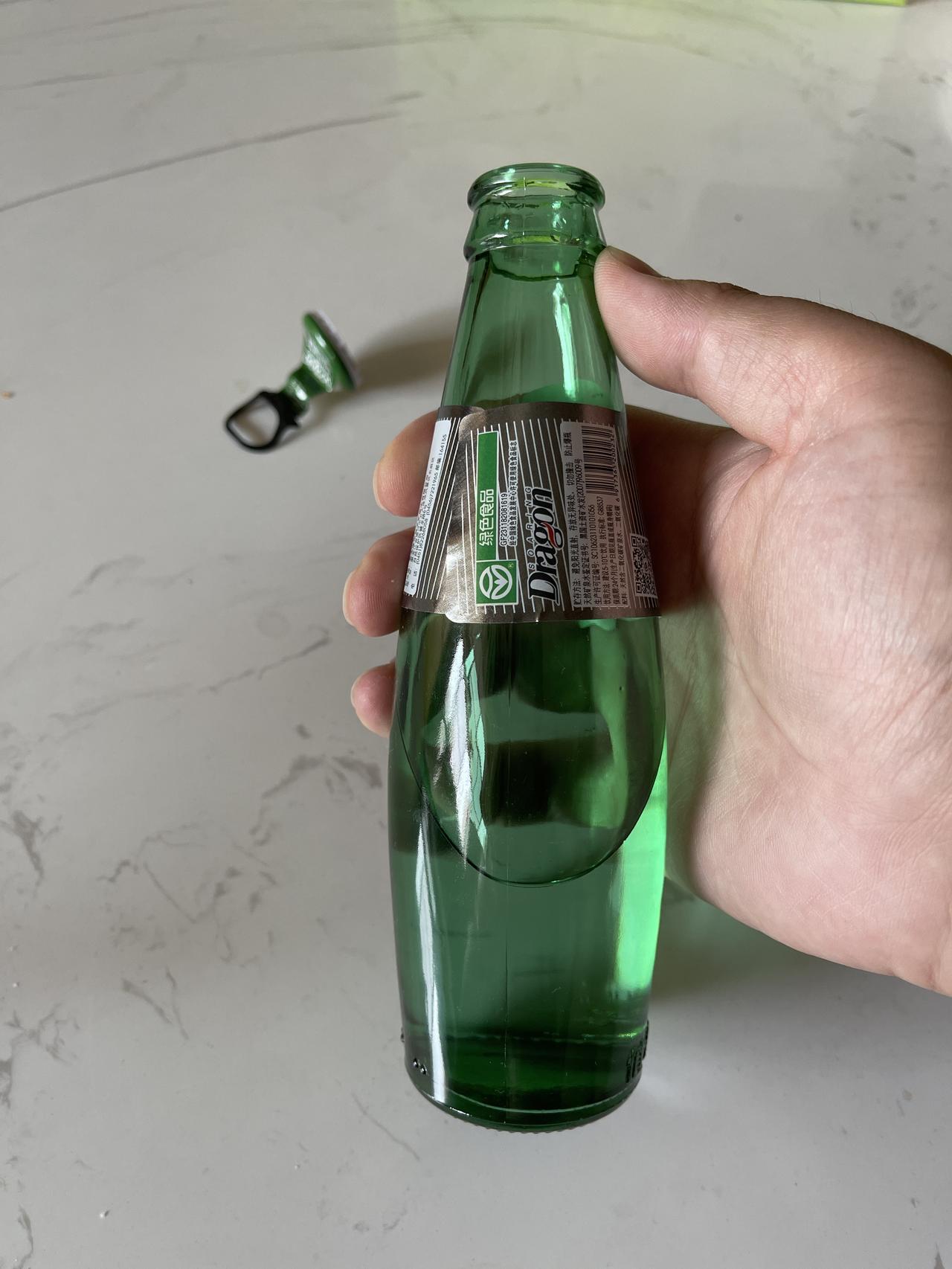 请问22款帕萨特中央扶手箱深度能有多少？矿泉水瓶能放进去吗？
