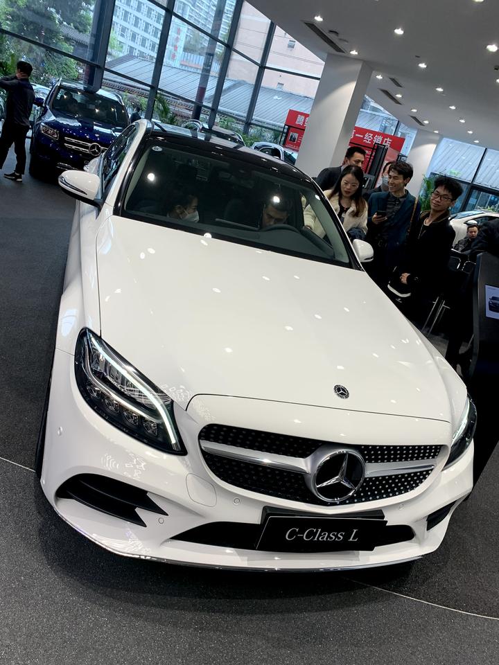 奔驰C级 坐标成都奔驰c200l，裸车优惠6.2万，尊贵交车+装饰(记录仪，脚垫，后备箱垫，1a1b保养，一面补漆)共5