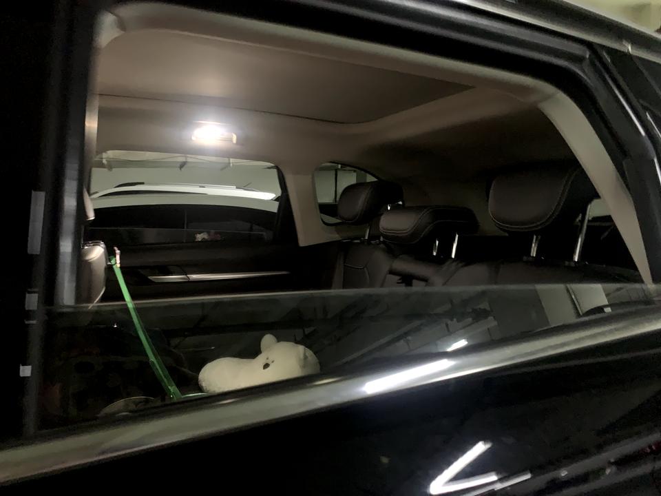 哈弗H6 各位车友们，请问H6后排车窗摇下来是这样会漏一截出来吗？还是我的卡住了呀？之前一直没注意，昨天才看到，求回复谢