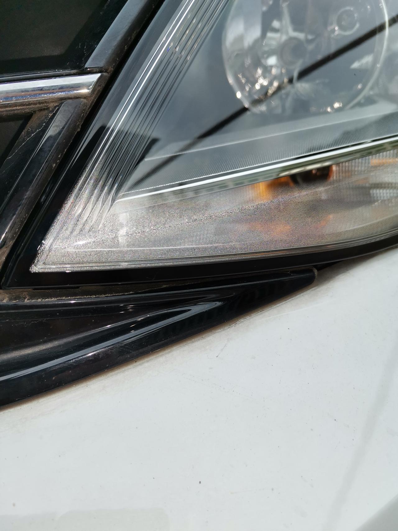 速腾大灯有点起雾正常吗