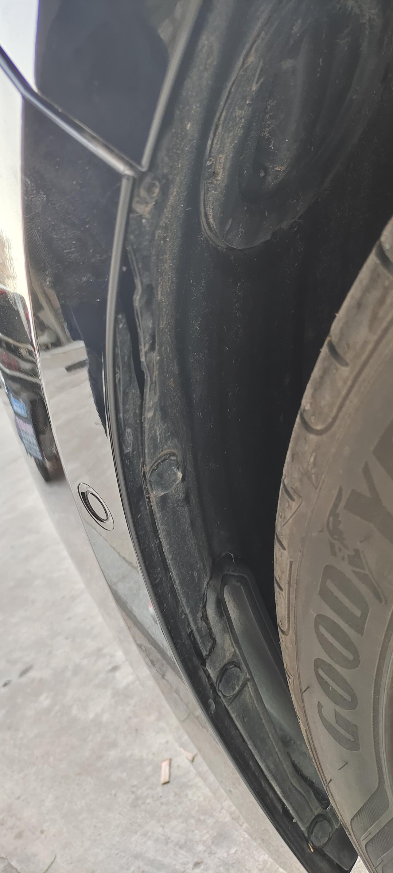 领克03 想请教一下，这个位置是叫叶子板内衬吗？这种程度的开裂有没有影响，需要去修吗