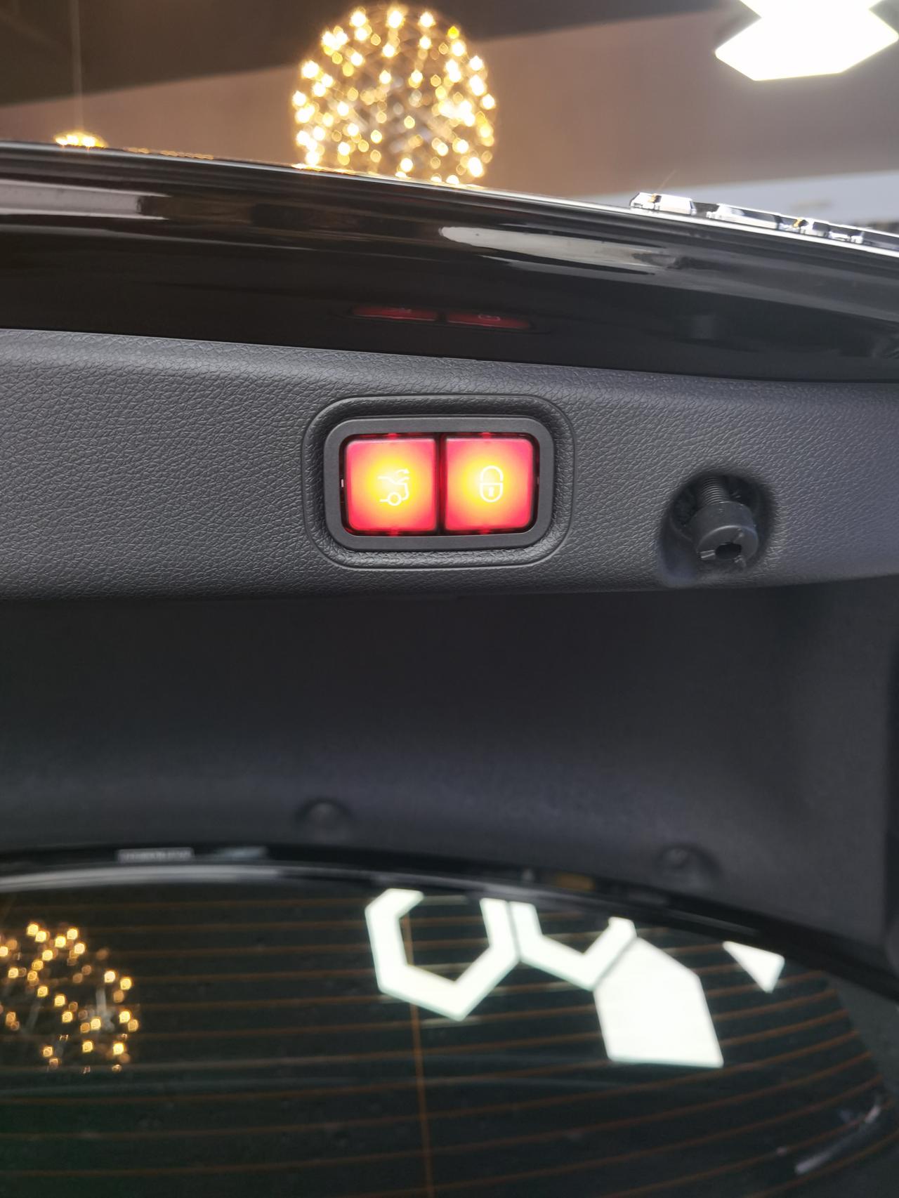 奔驰E级 奔驰e300豪华这个感应后备箱，怎么不太好用么？大家遇到这个问题了吗？再问一下下图右边的那个按钮开关是做什么用