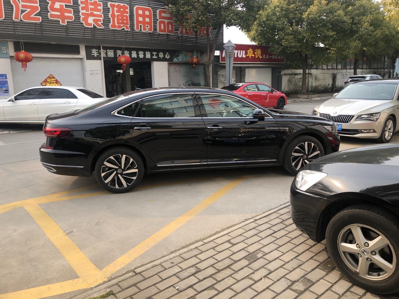 大众帕萨特 主驾驶位车窗下降到后段是会有很闷的异响，然后音乐低音时副驾驶门也有共振异响，各位大哥有遇到吗，都怎么解决的，