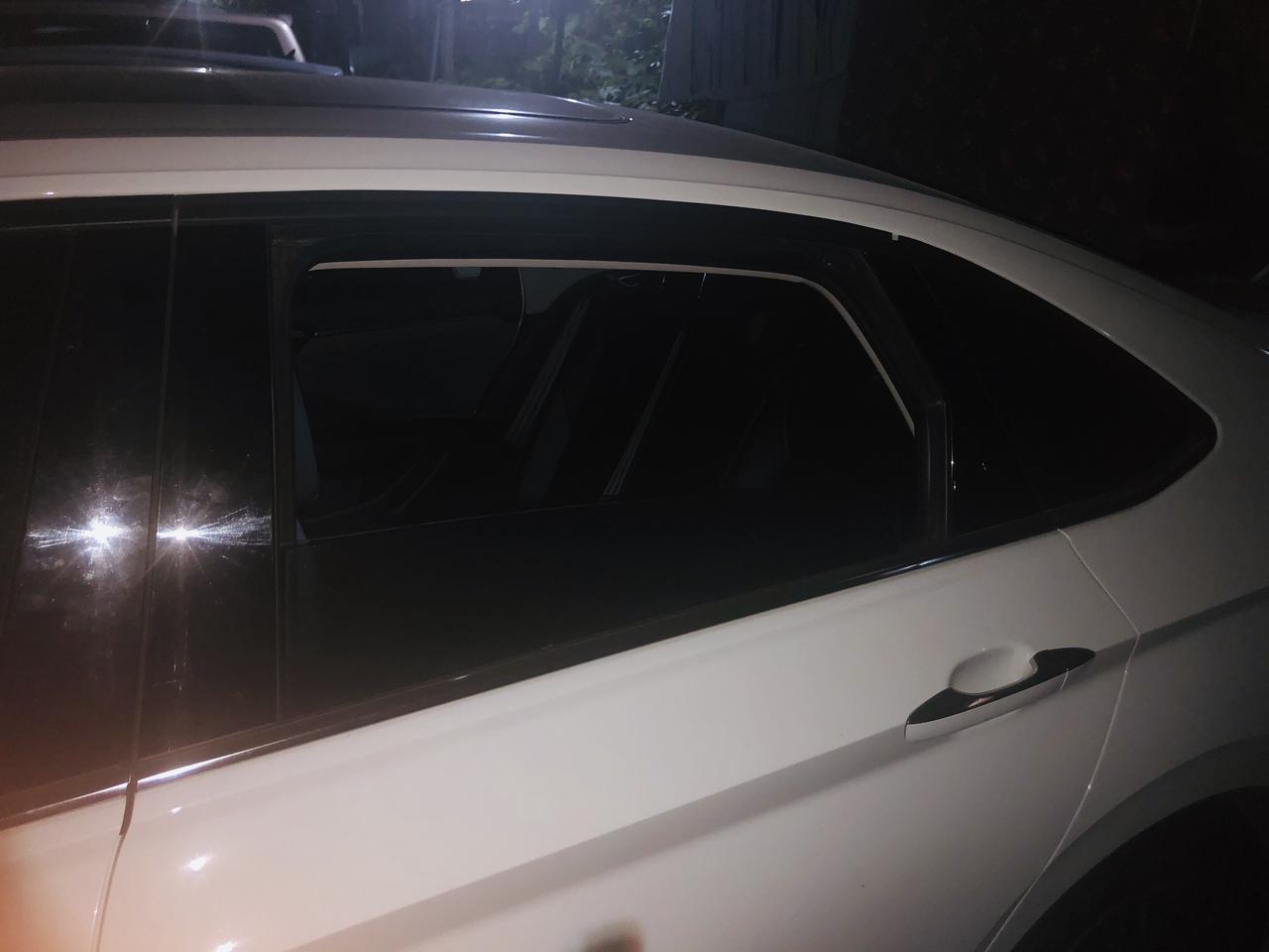 速腾2020款 280TSI DSG舒适款，后排车窗只能摇下来一半，非常不方便，有没有懂的车友，后排车窗能不能通过刷隐藏