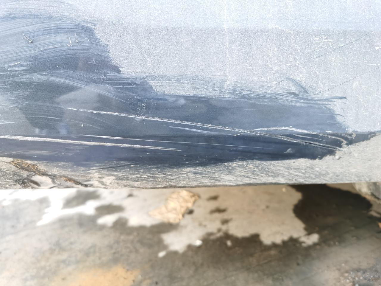 吉利星瑞 倒车怼石头上了，刮花了，排气管里面固定的地方也断开了，这样有必要报保险吗，还是出去找个店修，大概多少钱。