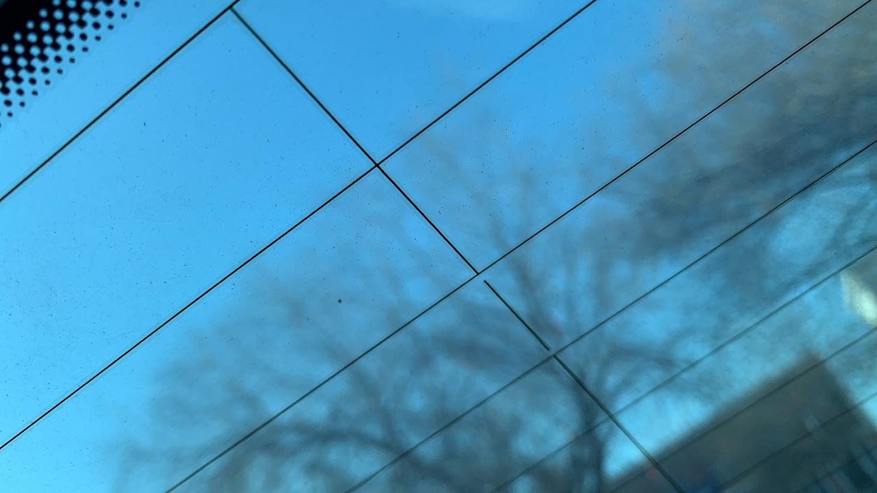 如图 本人280速腾超越版本昨天早上上霜开加热发现上面三道加热丝没反应 然后我发现上面三道加热丝和下面的电热丝不是连着的
