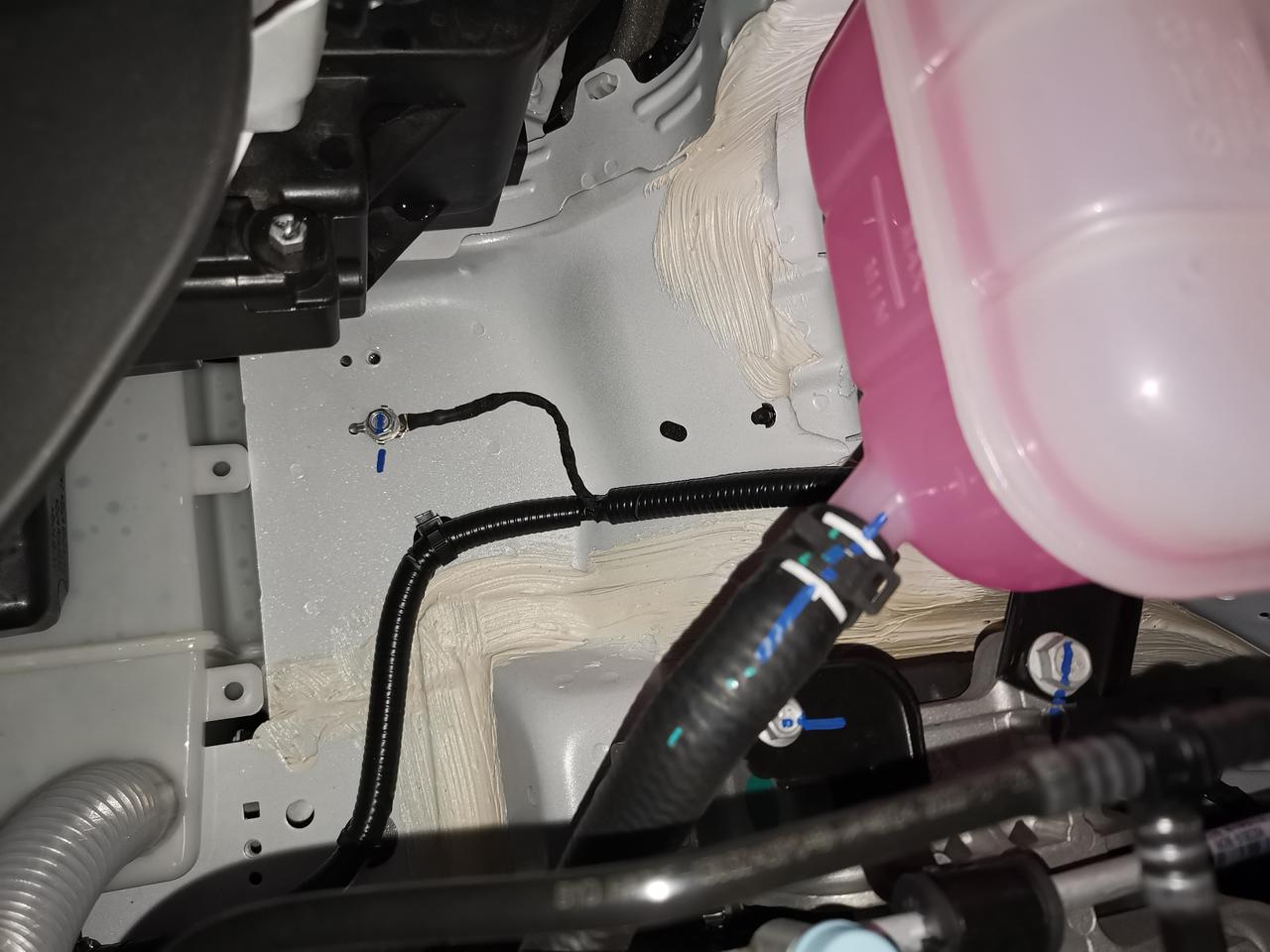比亚迪秦PLUS DM-i 车子的工艺不敢恭维，今天没事打开引擎盖看了下确实是十万的车（提车不到一周的新车）还有就是熄火