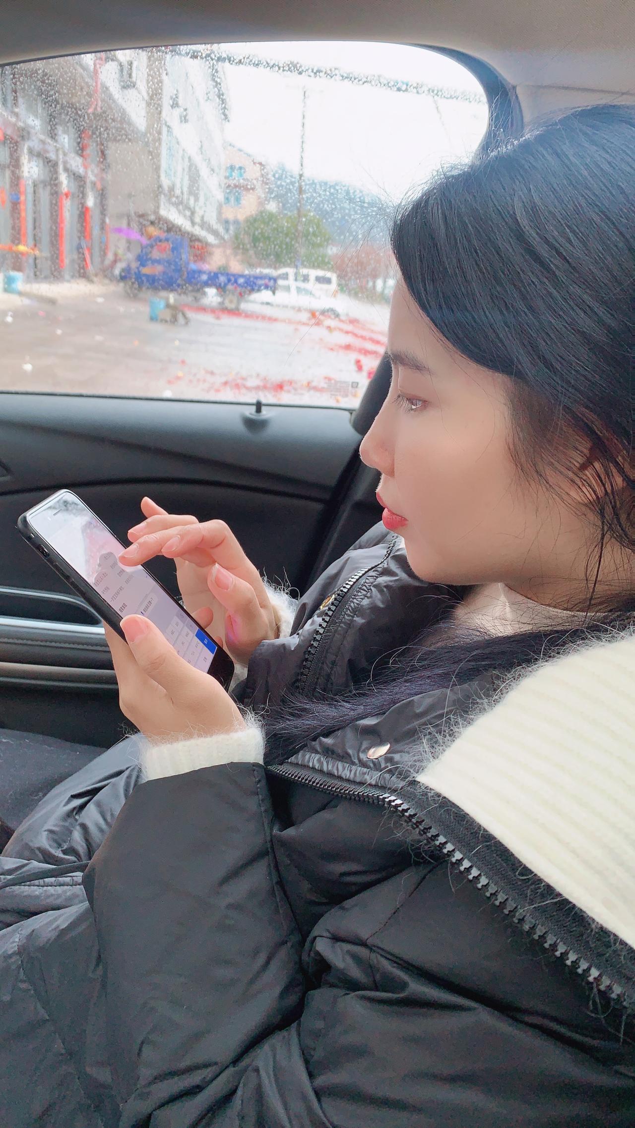 奔驰E级 定的车六月底到 是增配后的不