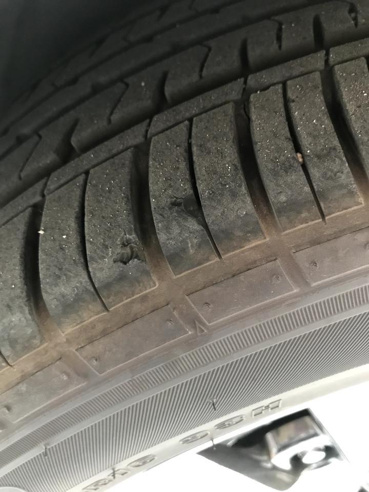 本田思域 开了七个月的新车，4500公里，开车很小心的，这样的轮胎正常吗