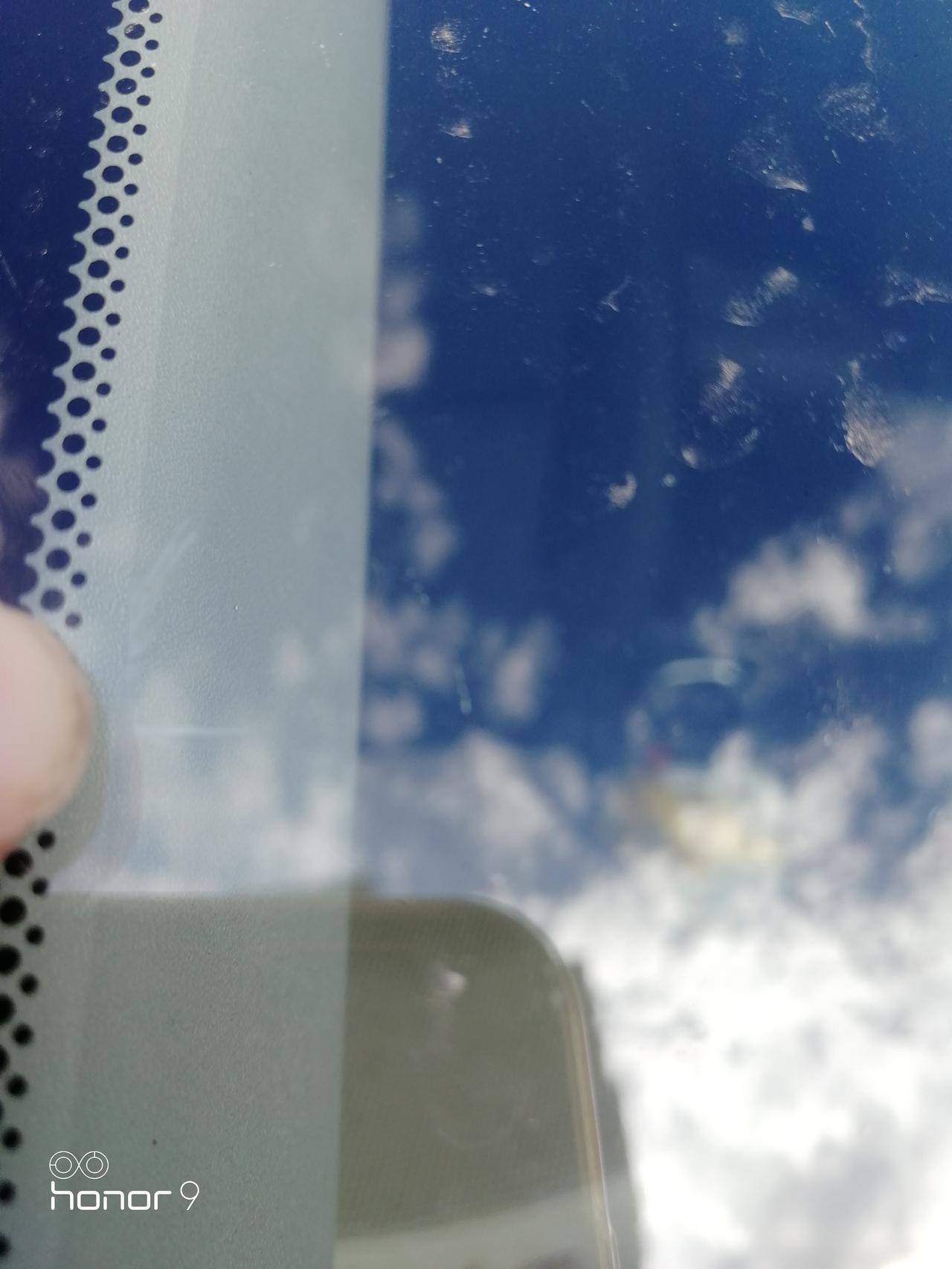 日产轩逸 老铁们，前挡风玻璃副驾驶边角被飞来的石子撞到一点裂痕，有安全隐患吗？能修复吗？