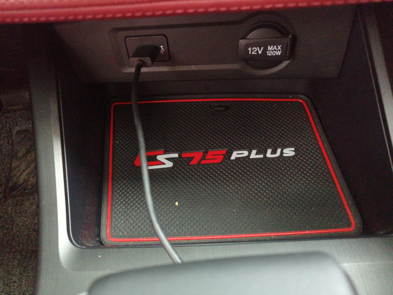 长安CS75 PLUS 你们前面的USB接口能充电吗，我的插上，手机和中控没一点反应。