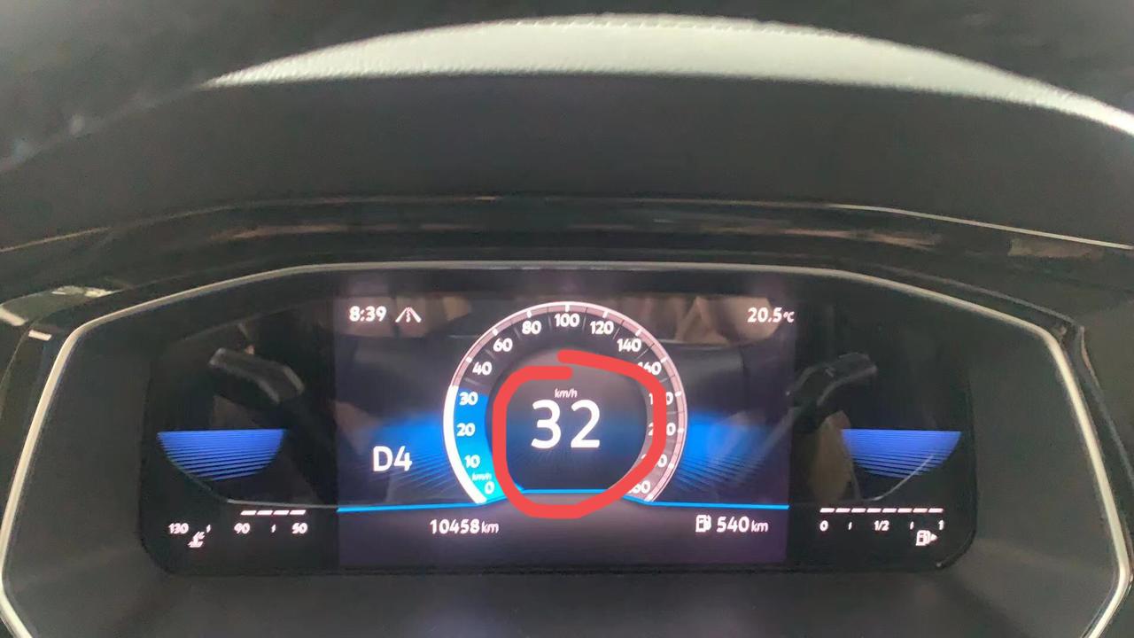 为什么我的21速腾超越画红圈的地方没有这个，第一个画红圈的只显示档位，第二个里面是空白的，请问怎么设置