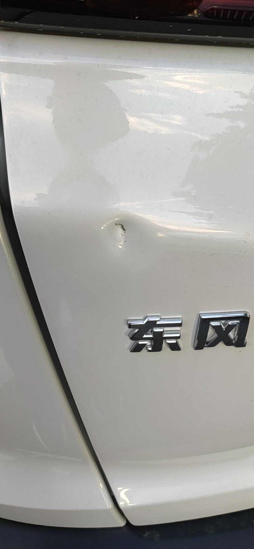 本田CR-V 车门和后备箱被人划了，不知道怎么办，网上有补漆笔能不能用，或者用汽车贴盖住，哪个好