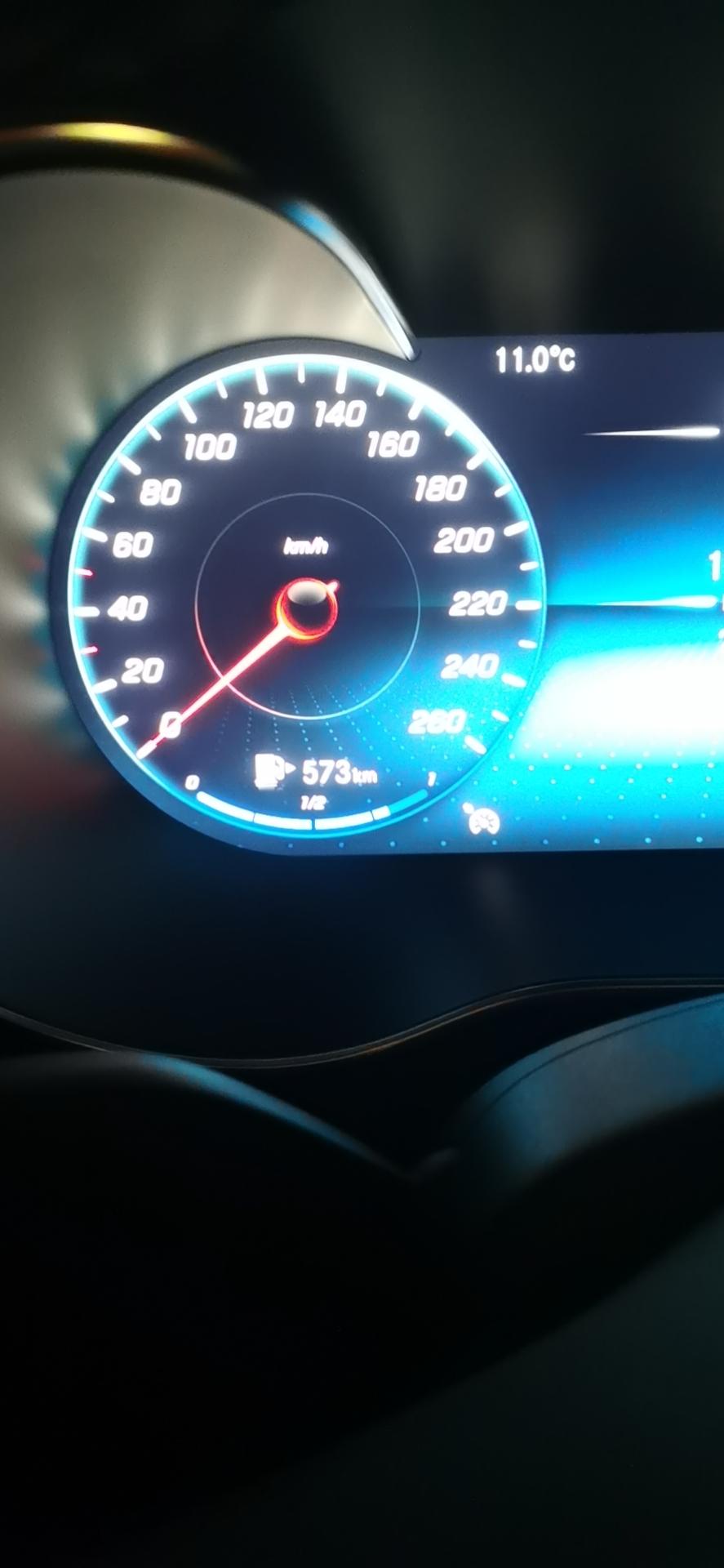 奔驰C级 2021款奔驰C200L，今天提车去加油，跳枪了以为加满了就去结账了，出来时才发现没加满，油箱容积是66升，实