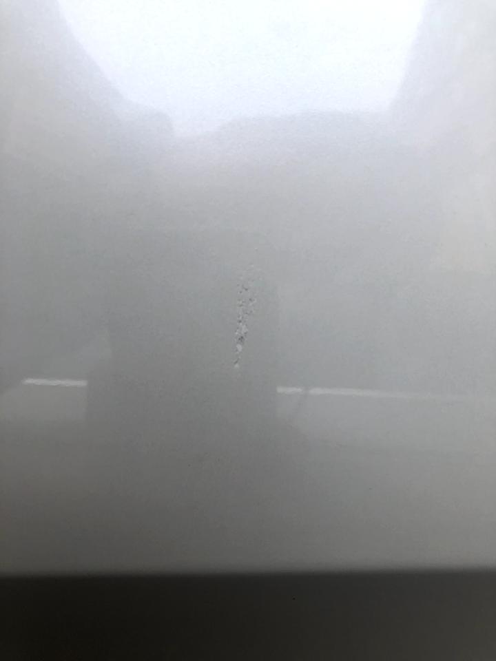 本田思域 下了两天雨，今天天晴了出去开门的时候发现驾驶座车门哪里一小块漆裂开了，什么情况