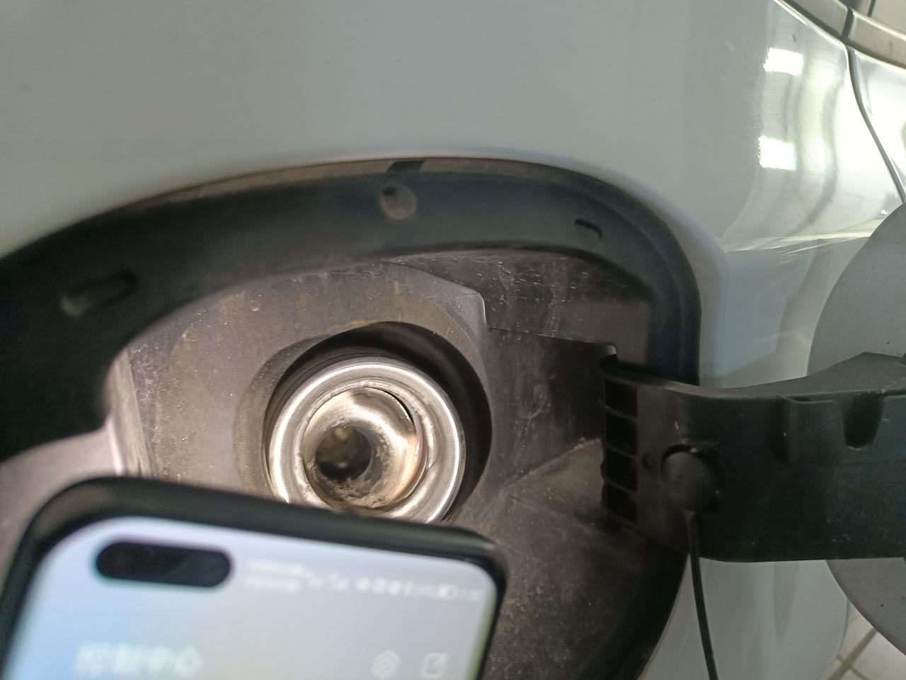 油箱盖里被人扔进去了石灰块抽出来的气油乳白色的开到半路车子就抖动无力报警也查不到保险也走不了4儿子店说换油箱换油管把油抽