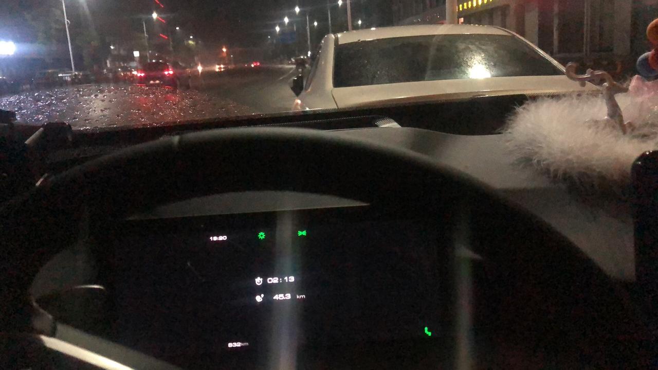 哈弗H6 崩催了 刚提一个月的新车? 忘记关灯了 下车也没提示音 关键是我锁车后还回头看了几次 没看着灯亮啊 是不是路灯