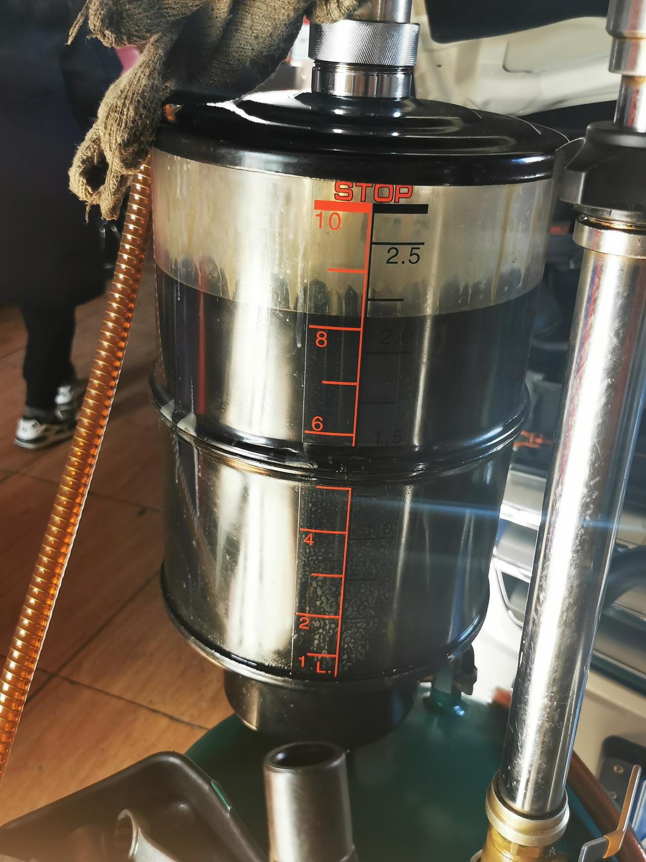 奔驰C级 2013款奔驰c180这次保养放出来8升多机油，一般加5.5升就可以，这次加了6升，而且还有点乳化，平时开动力