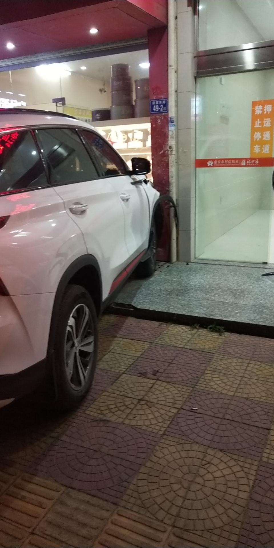 长安CS75 PLUS 什么我的车撞成这种！安全期囊一个没有打开。