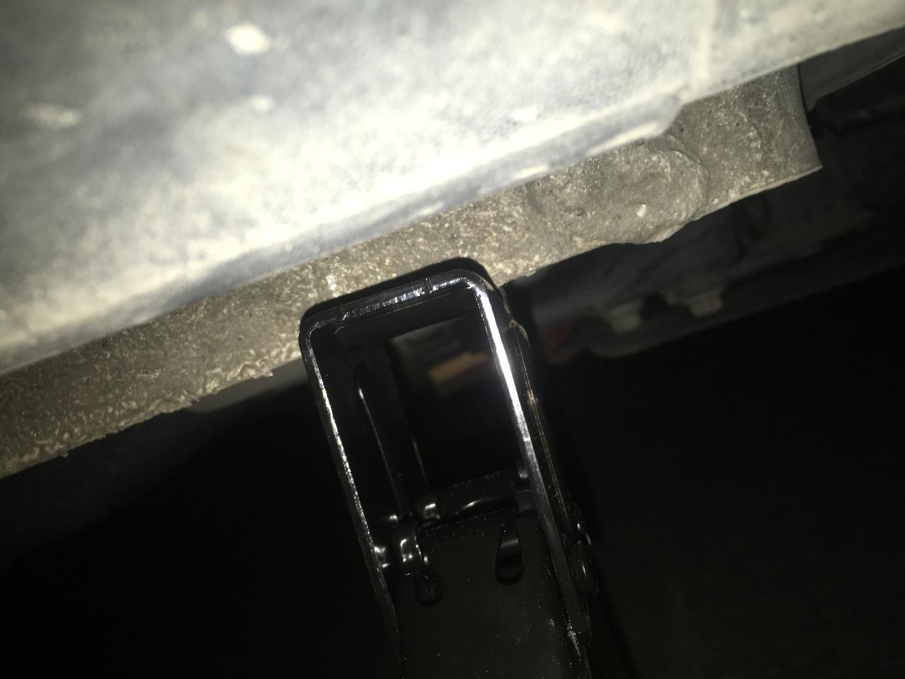 哈弗H6 弟兄们给看看我这车圈会不会报废了，还有这个千斤顶顶在什么位置啊