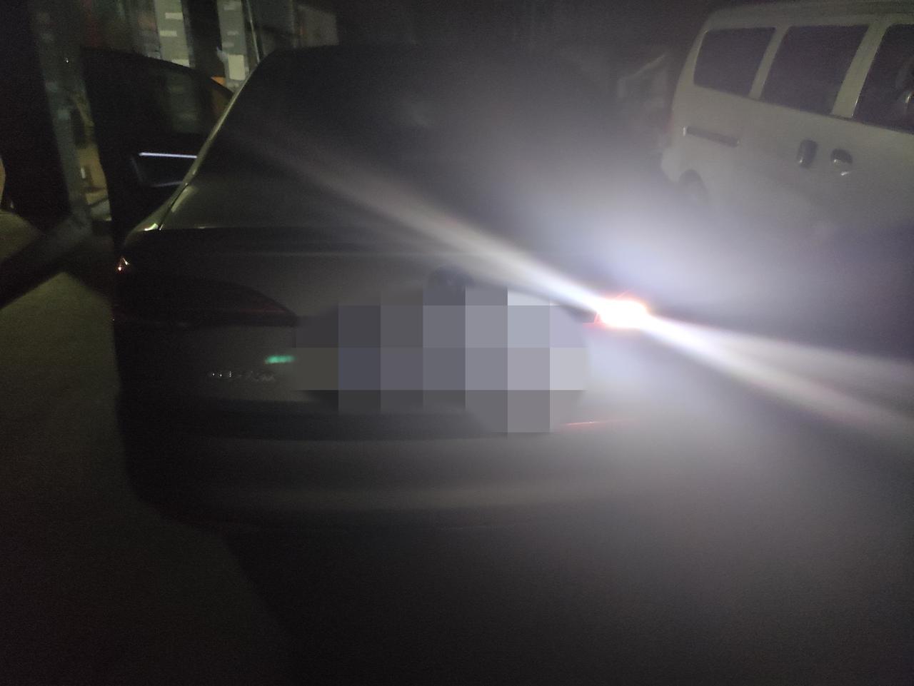 宝来1.5自精倒车灯就亮一个么