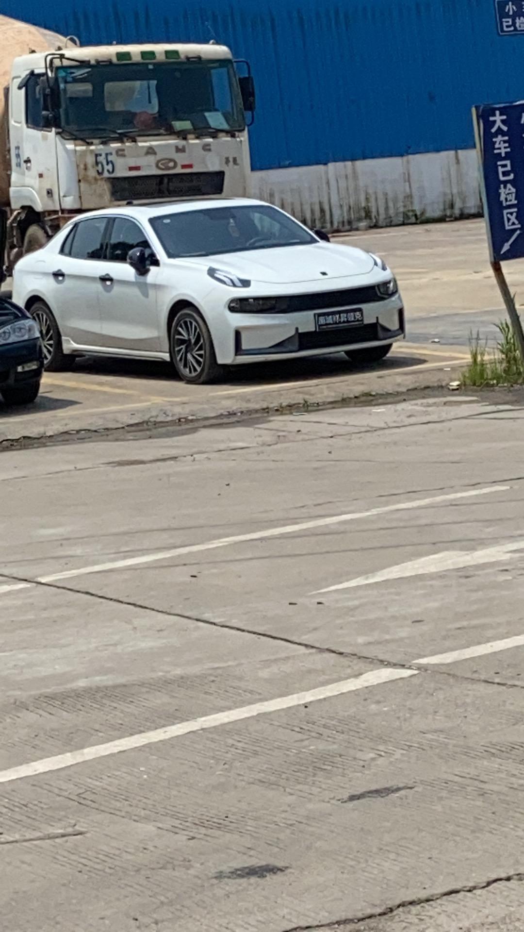 领克03 为什么我的上完牌了 右上角只有一个贴的标我看路上的车都有好几个