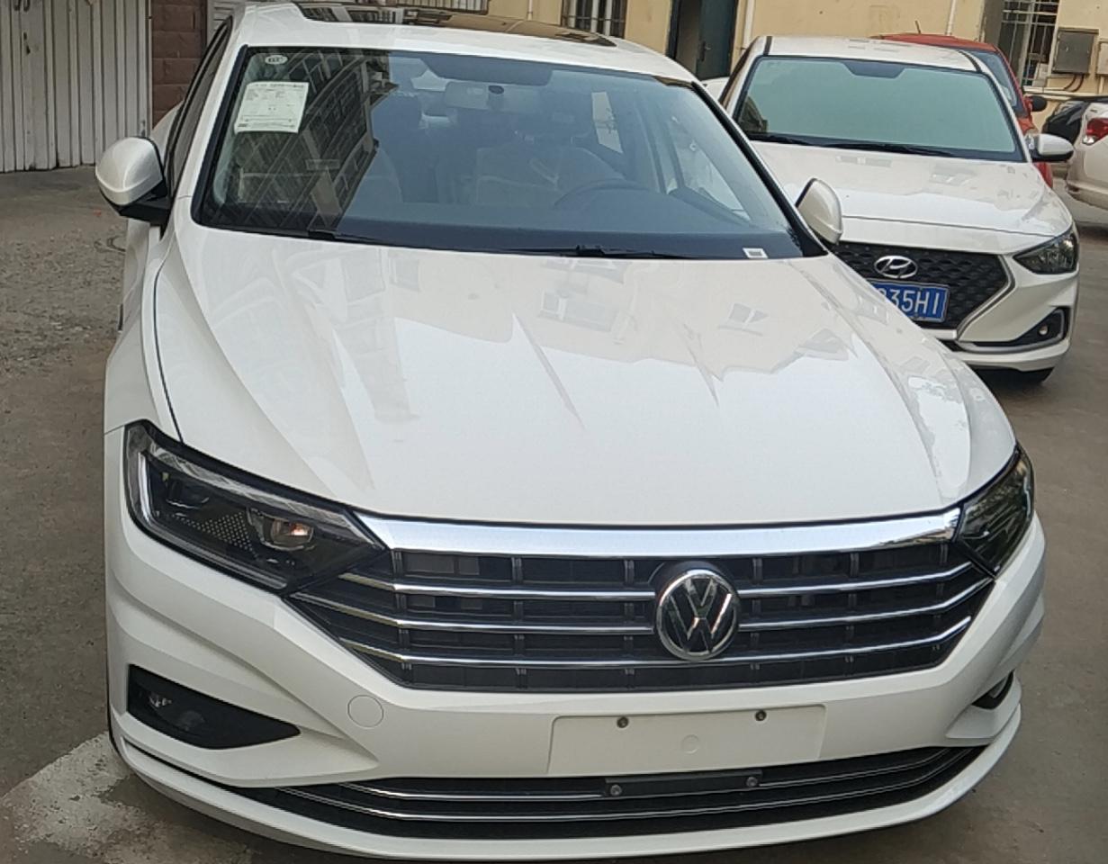 大众速腾 问一下跟销售谈好价格十五万三为什么交款的时候加起来就成十五万七了呢