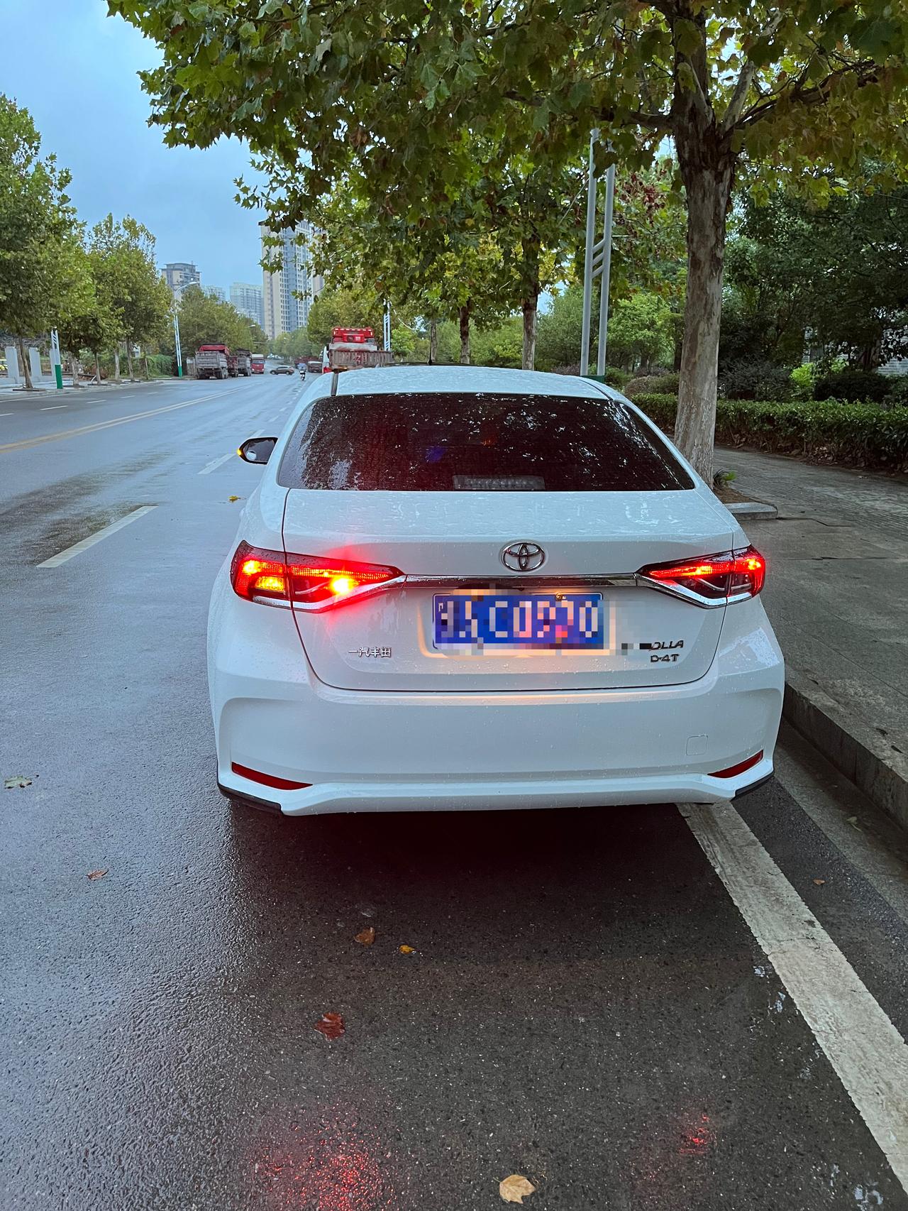 卡罗拉2021款1.2t精英版新车，开启雾灯后，后面只有一个灯亮，对称的另外一边的不亮，4s客服说这是倒车灯，只有一个，