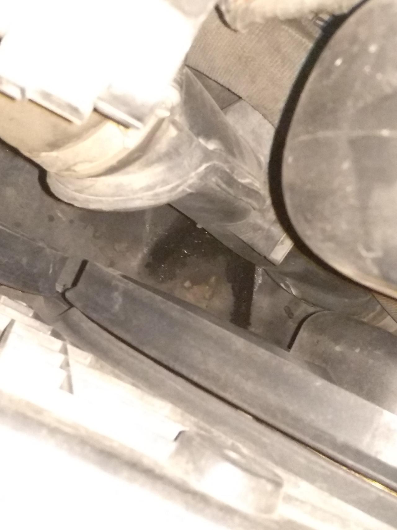 大众迈腾 新换的防冻液今天又提示检查防冻液，打开机盖看见下面有漏液的，1.是不是水泵坏了，还有皮垫坏了。2.换一个水泵大
