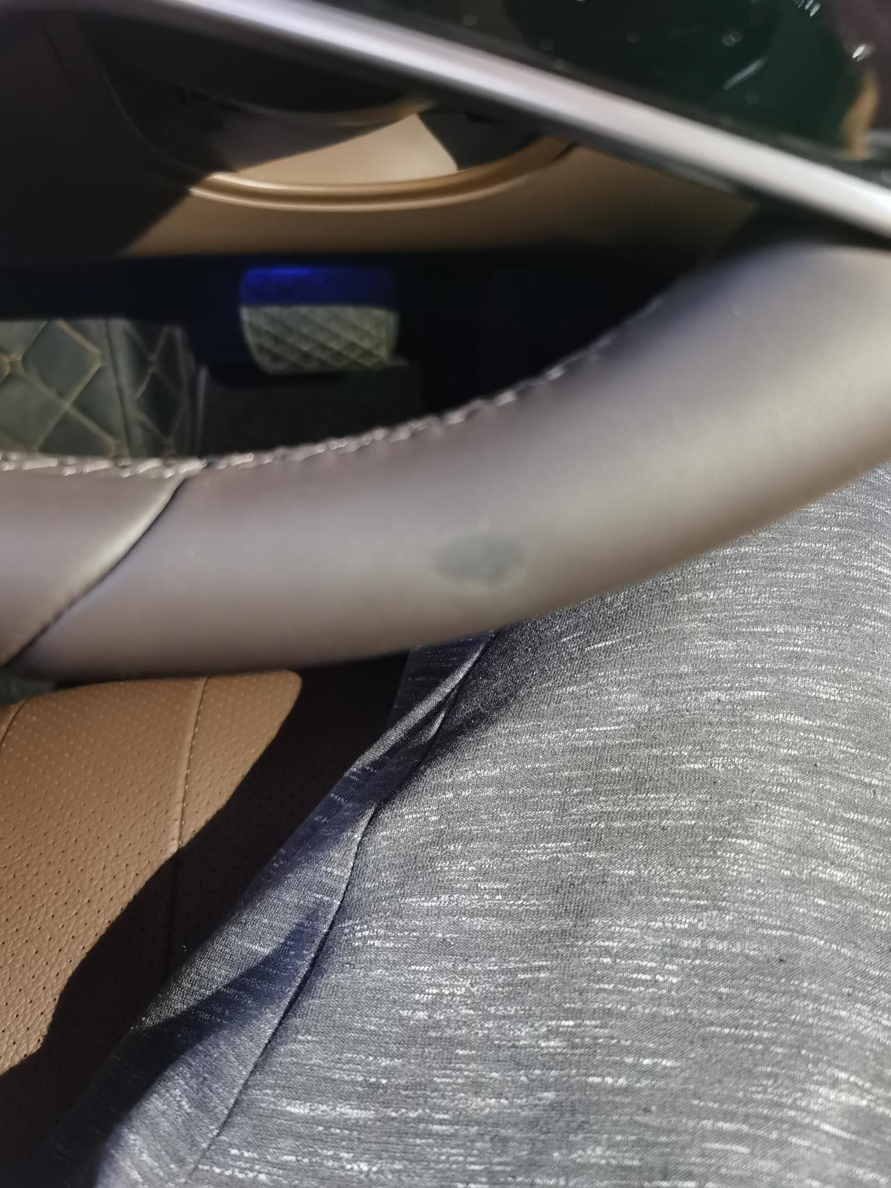 奔驰E级 尊贵的E300车主！你们方向盘脱皮吗，我的新车才买3个月就掉皮。求问下你们有这情况吗？