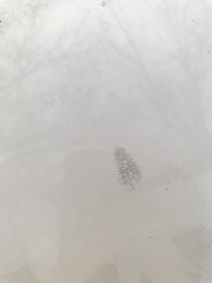 买的经典轩逸不到一年，车漆出现龟裂，4S店说是外部腐蚀，一年车漆保险没有到期，4S店让自己处理，合理吗？
