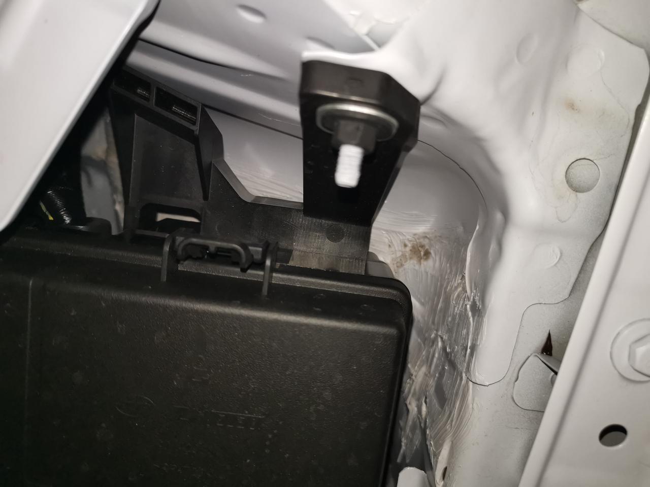 比亚迪秦PLUS DM-i 车子的工艺不敢恭维，今天没事打开引擎盖看了下确实是十万的车（提车不到一周的新车）还有就是熄火