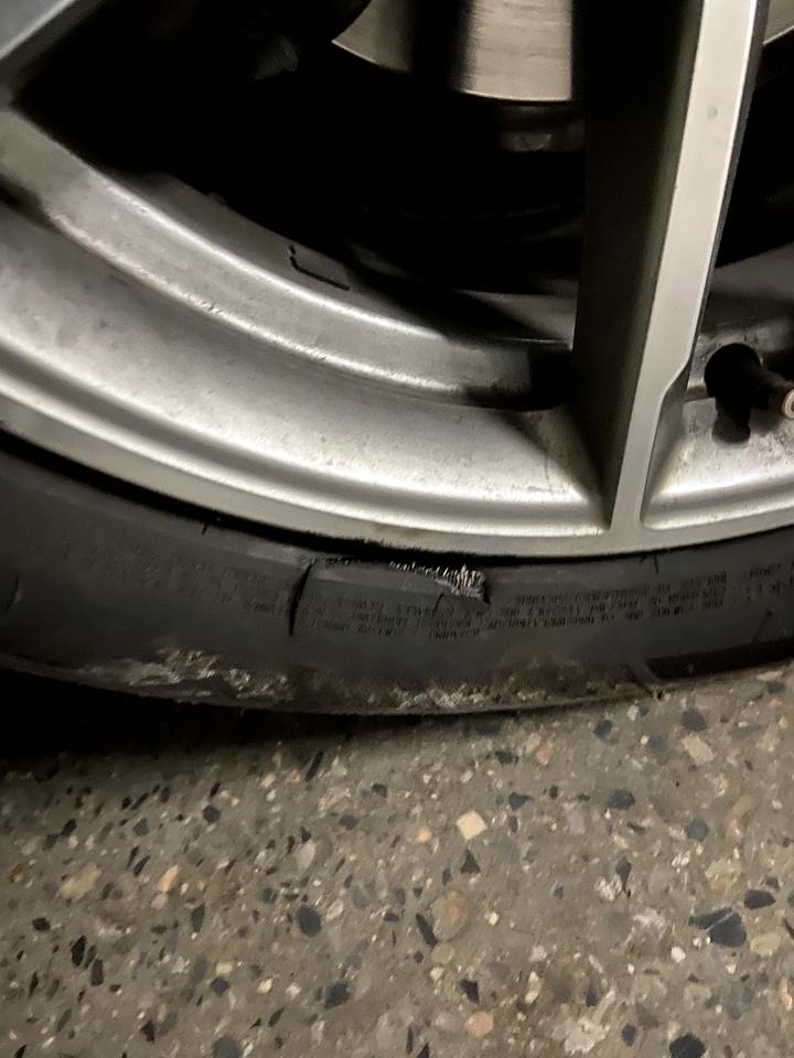 宝马5系 我的5系蹲了个坑…轮毂磕坏了，轮胎爆了，现在换了轮胎和轮毂。又前倾角差了1度，做了两回四轮定位，感觉还是不太对