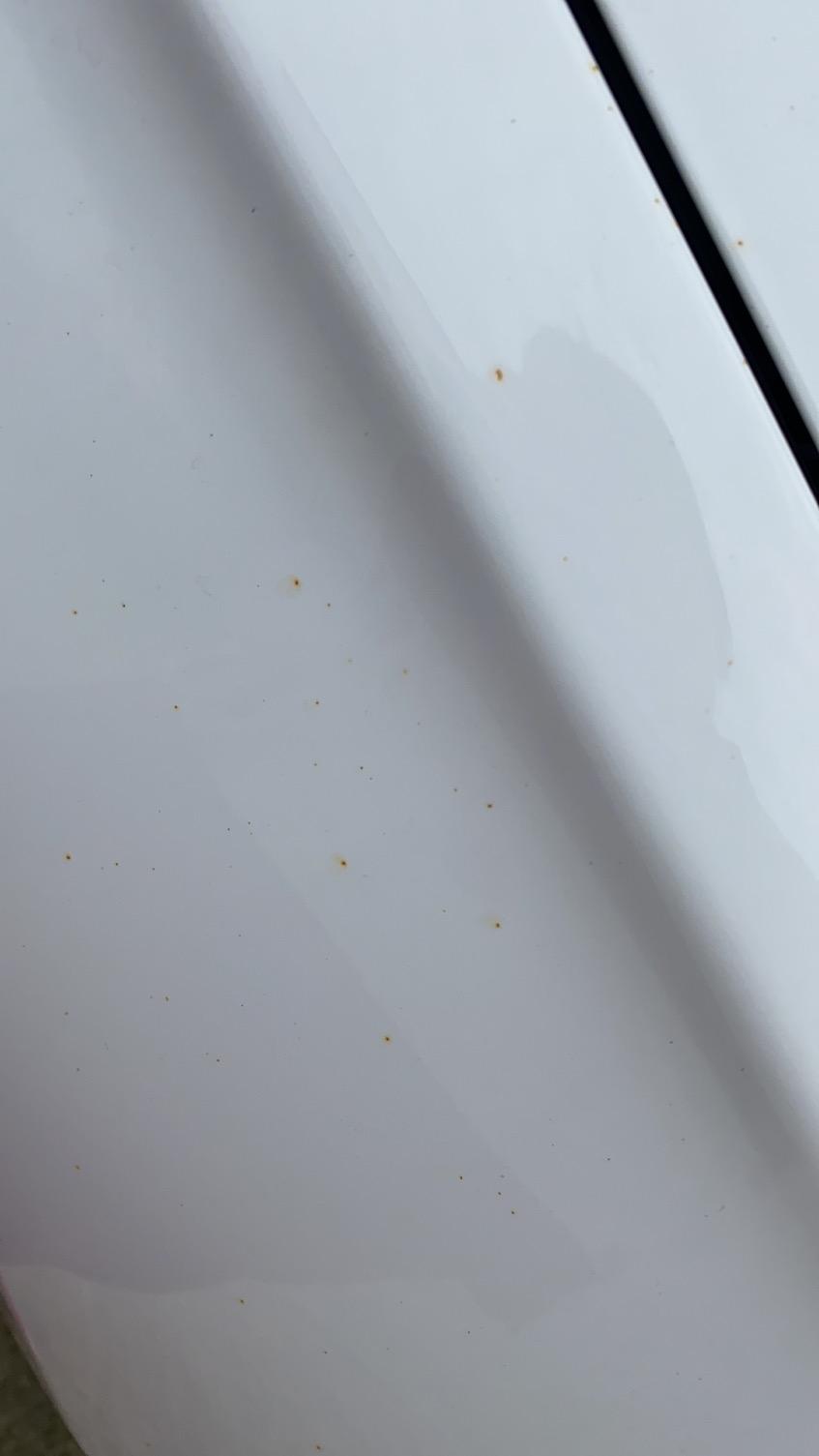 别克英朗 车子才提回来几天，还没上牌照，就有一点点锈，是什么情况啊?