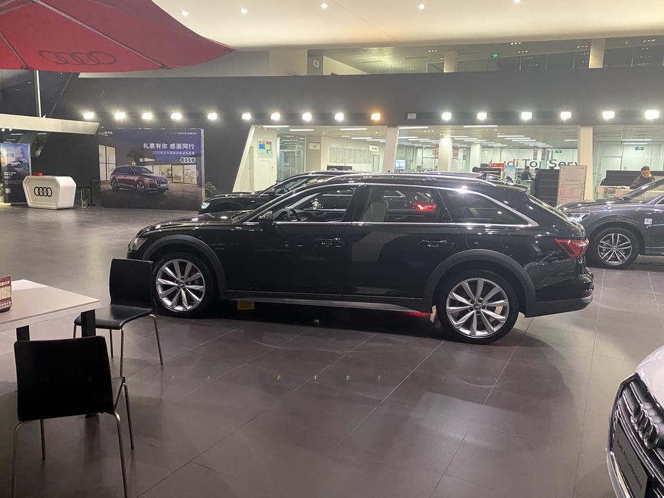 奥迪A6(进口) 今天去看车 黑色 胡桃黑内 到店一个月了 店内展车 就这一辆 能买吗 58落地