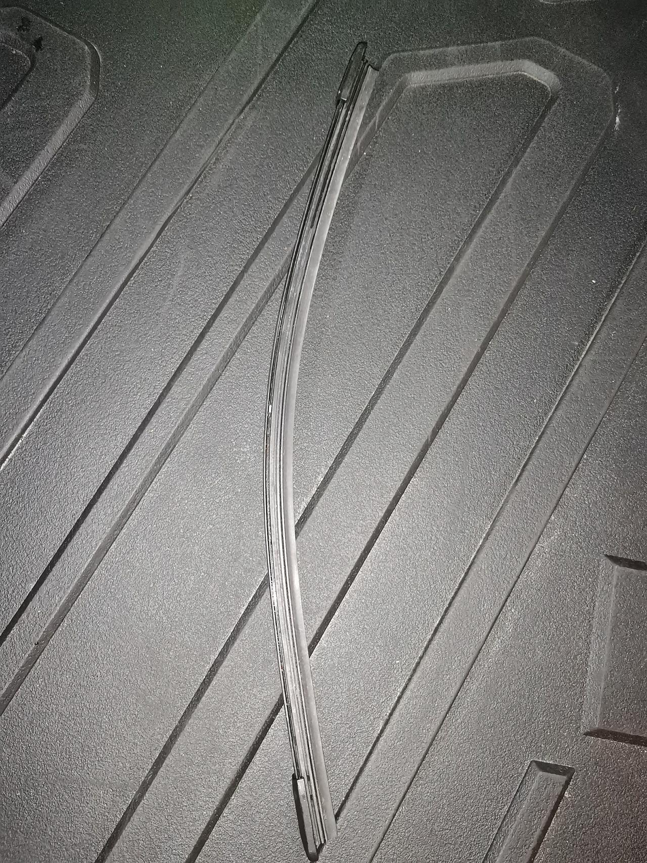 今天停好车，发现后雨刮器掉了，试了好多次都没装上。请问各位车友兄弟，怎么装？车型：2021款领克01