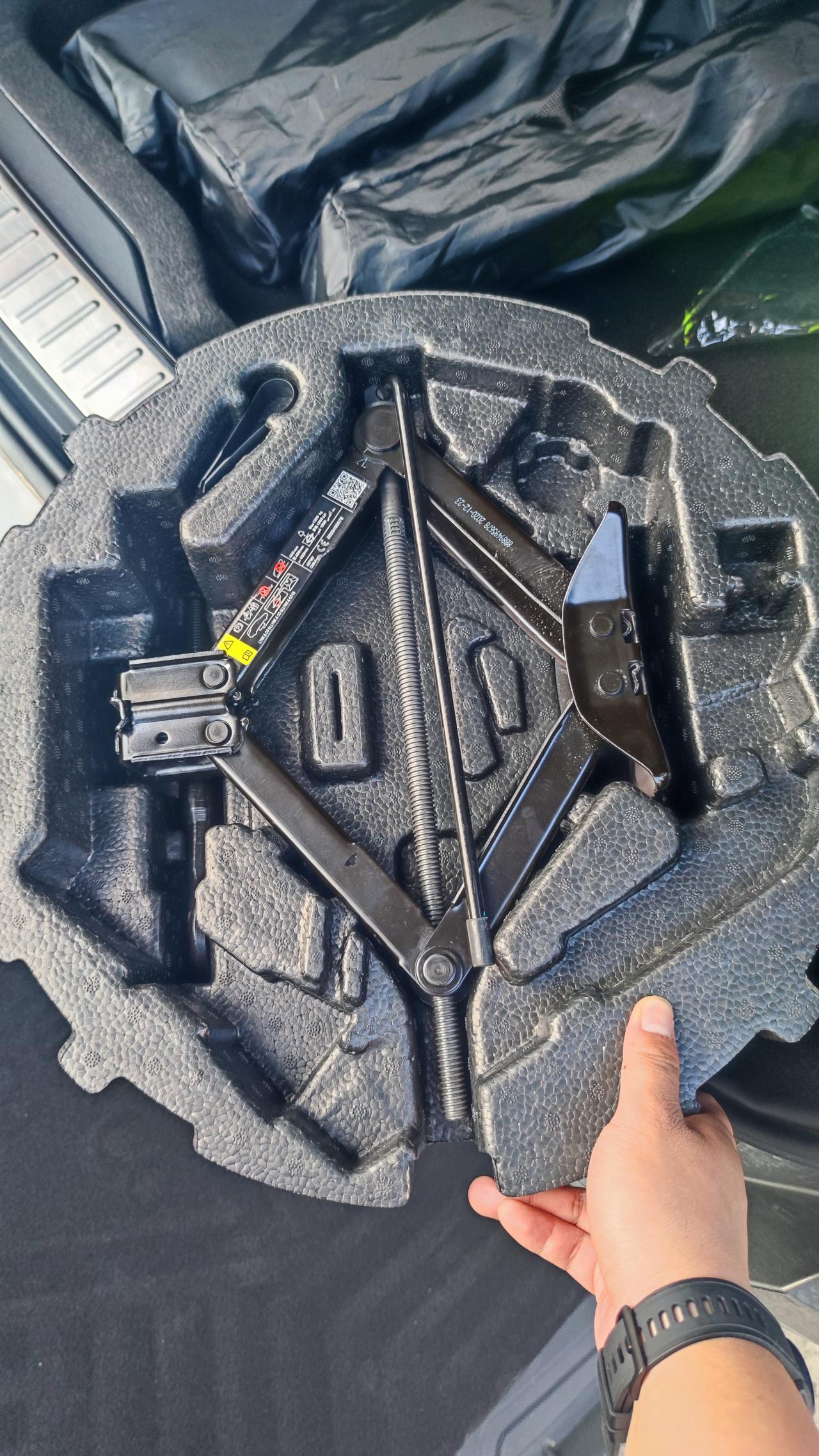 领克01 老哥们，21款01请问你们的备胎工具都有啥。同事的车轮胎爆了，宋dmi没有备胎，看着想把我的备胎换给他用，突然