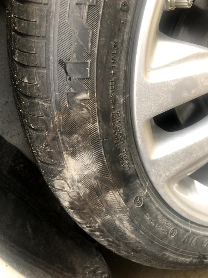 别克英朗 不漏气，用不用换胎？看上去也不深
