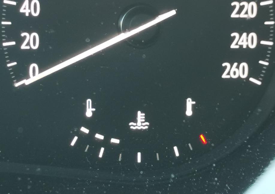 别克昂科旗 不开空调时水温表正常，可一开空调跑一会儿水温表就下降，如下图。另外，启动车时自动打开空调，则跑几十公里水温表