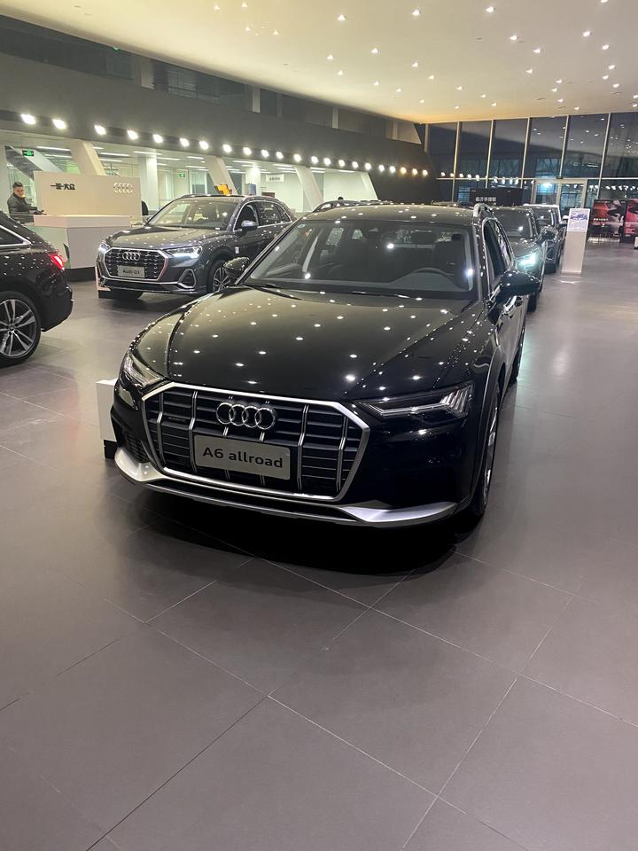 奥迪A6(进口) 今天去看车 黑色 胡桃黑内 到店一个月了 店内展车 就这一辆 能买吗 58落地