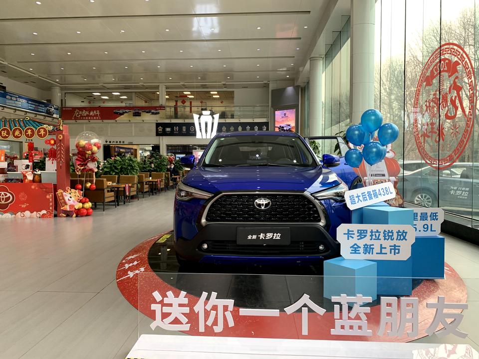 丰田卡罗拉锐放 去四儿子店看到展车了，后备箱稍微往下使劲车后部就下沉了，是扭力梁问题还是一般车都是这样？（小白）