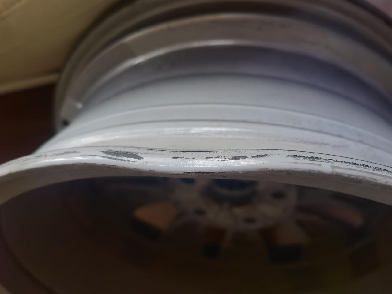别克英朗 轮毂轻微变形还能继续使用嘛？？现在开快有一些颠簸。
