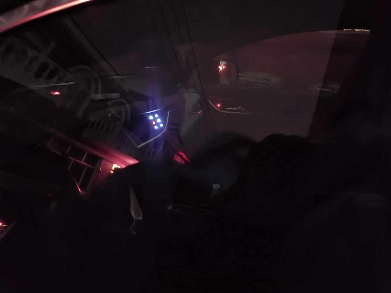别克昂科旗 这几个小灯一直亮，等了十来分还没灭，钥匙不在车旁正常吗，还有抬头显示时好时坏
