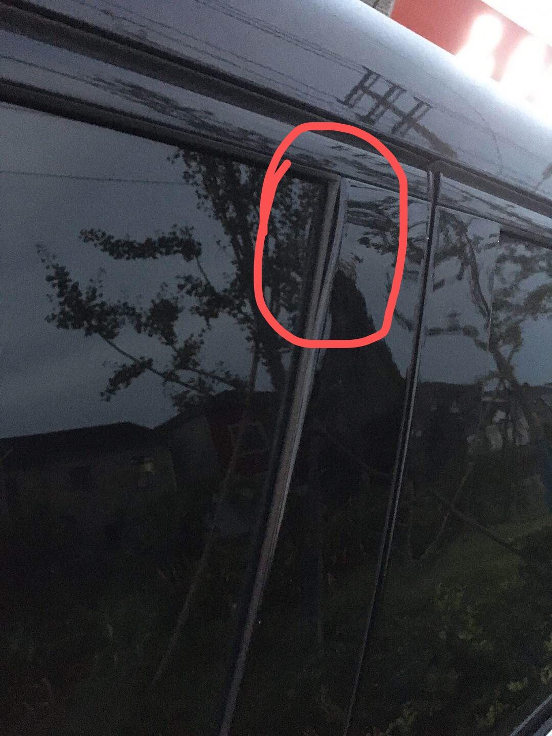 本田冠道 一个月的车。就开裂了。 还有感觉后背箱与大灯那边的缝隙好宽。好大啊   会不会漏雨进去哦