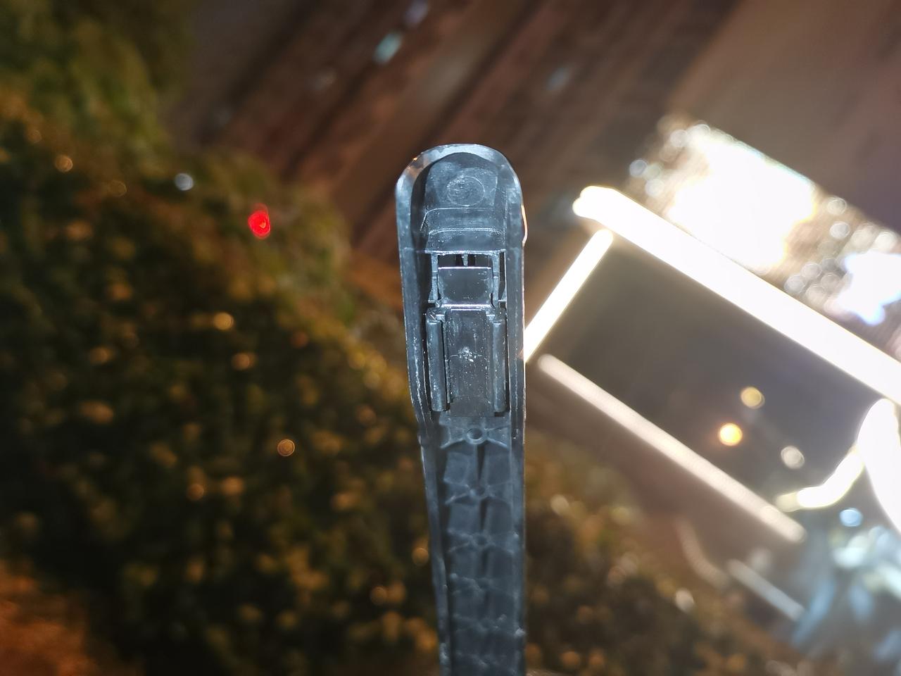 今天停好车，发现后雨刮器掉了，试了好多次都没装上。请问各位车友兄弟，怎么装？车型：2021款领克01