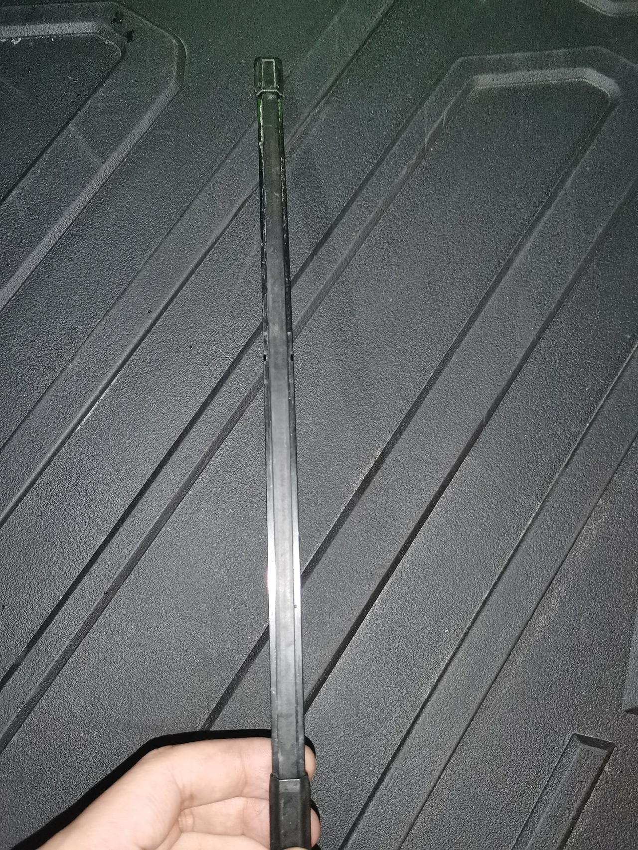 今天停好车，发现后雨刮器掉了，试了好多次都没装上。请问各位车友兄弟，怎么装？车型：2021款领克01
