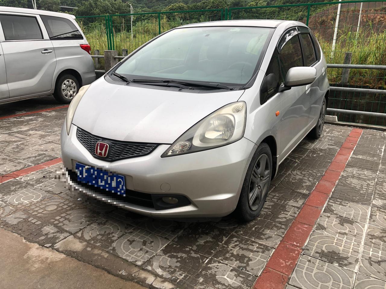 09年飞度1.3开空调怠速抖动什么问题？火花塞，点火线圈，节气门，电池，油泵都换了一轮。还是没解决。不开空调不抖。哪位车